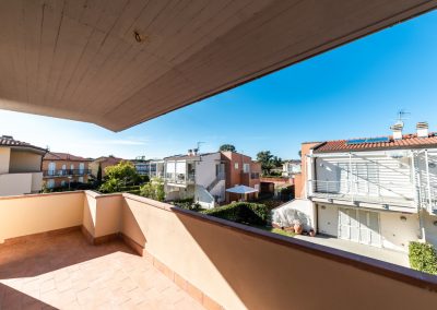 Vista dal terrazzo al primo piano dell'appartamento di nuova costruzione a Marina di Castagneto Carducci